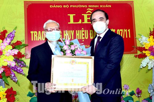 Bí thư Tỉnh ủy trao Huy hiệu Đảng cho đảng viên Đảng bộ phường Minh Xuân