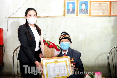 Đồng chí Lê Thị Kim Dung, Phó Bí thư Thường trực Tỉnh ủy, Chủ tịch HĐND tỉnh trao Huy hiệu Đảng tại huyện Hàm Yên