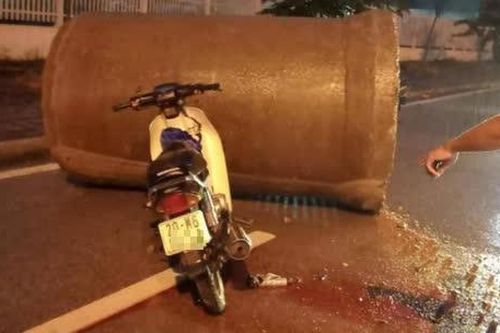Xe máy tông ống cống chắn ngang đường, đôi nam nữ thiệt mạng: Đình chỉ 2 bảo vệ