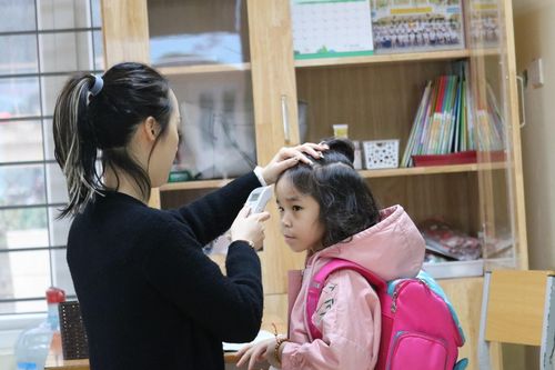 Học sinh là F0, nhiều địa phương khẩn cấp dừng học trực tiếp