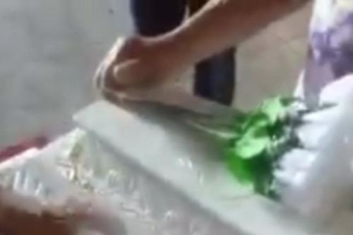 Mở quan tài con gái sơ sinh trước khi chôn cất, bố mẹ hãi hùng không thể tin nổi vào mắt mình