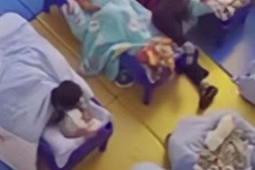 Bé gái 3 tuổi bị giáo viên dán băng dính làm gối gác chân khiến không thể cử động