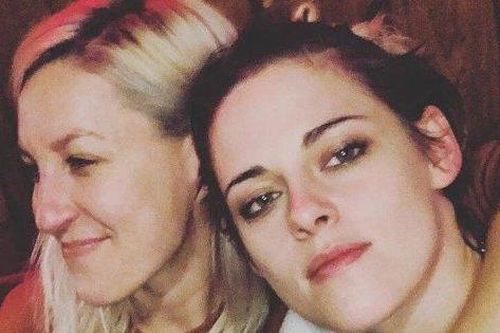 'Bạch Tuyết' Kristen Stewart chính thức đính hôn với bạn gái nhà văn sau 2 năm hẹn hò