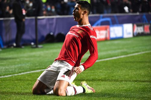 Ronaldo lập cú đúp siêu đẳng giúp M.U thoát hiểm