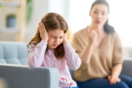 5 hành vi độc hại của cha mẹ khiến trẻ tự ti