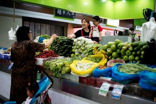 Dân Trung Quốc đổ xô tích trữ, siêu thị thiếu hụt hàng hóa