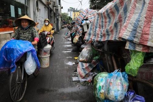 Bãi rác Nam Sơn ngừng tiếp nhận, rác thải ứ đọng nhiều đường phố Hà Nội