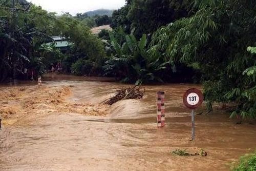 Khen thưởng 2 thanh niên cứu người trong lũ