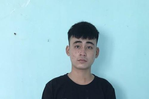 Tạm giữ hình sự thanh niên say rượu cầm dao rượt đuổi công an