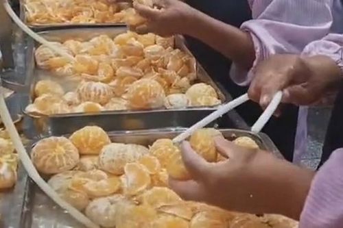 Cảnh làm nước cam ép khiến dân mạng tranh cãi