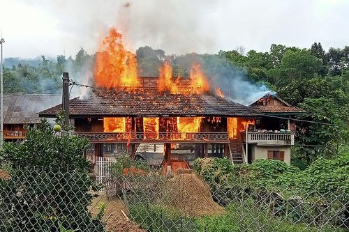 Điện Biên: Chập điện, căn nhà sàn gần 800 triệu đồng của thầy giáo bị thiêu rụi