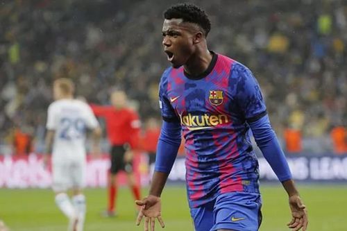 Fati tặng bàn thắng cho đàn anh Aguero đang bị 'rối loạn nhịp tim'