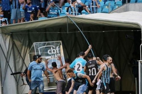 Cay cú vì không được công nhận bàn thắng, CĐV Brazil lao xuống sân đập nát VAR