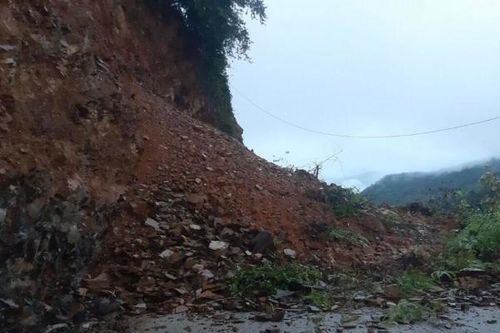 Lai Châu: Quốc lộ 4H sạt lở, giao thông ùn tắc
