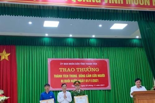 Thanh Hóa: Chủ tịch UBND tỉnh tặng Bằng khen cho 2 đồng chí cứu sống cháu bé bị đuối nước