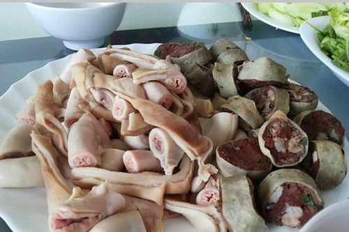 Hà Nội: Bé trai 10 tuổi suýt mất mạng sau khi ăn lòng lợn