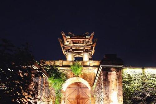 Lung linh thành cổ Vinh về đêm