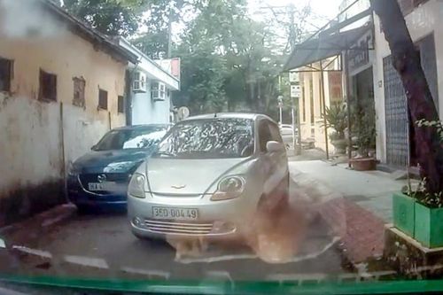 Nữ tài xế kiên quyết không nhường đường dù là 'kẻ đến sau'