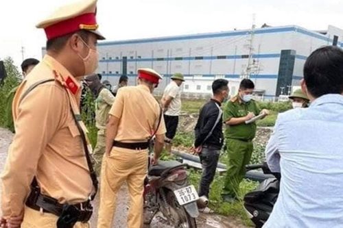 Tá hỏa phát hiện thi thể người đàn ông dưới mương nước, xe máy vẫn cắm chìa khóa đỗ bên đường