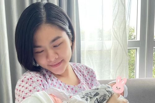 Vân Trang lộ diện sau sinh cùng hai nhóc tỳ, nhắn nhủ lời cảm ơn đến mọi người