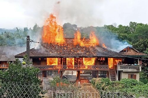 Cháy lớn thiêu rụi nhà sàn trị giá gần 800 triệu đồng