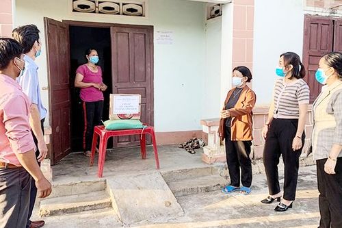 Kbang: Tặng quà 20 gia đình người dân tộc thiểu số đang cách ly y tế tại nhà