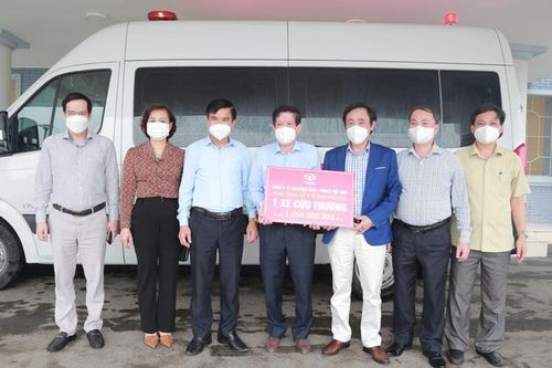 Trao tặng xe cứu thương chuyên dụng phục vụ công tác phòng chống dịch