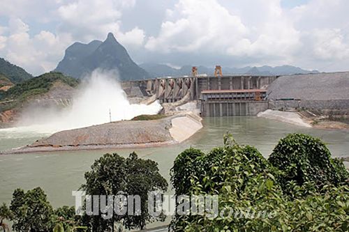 Hồ thủy điện Tuyên Quang xả lũ