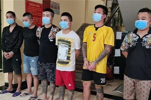 Chế 'bom bẩn' ném vào nhà con nợ