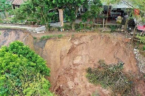 Hà Nội công bố tình huống khẩn cấp sạt lở bờ hữu sông Hồng