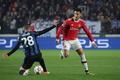 Ronaldo ghi cú đúp bù giờ, Man Utd thoát thua Atalanta