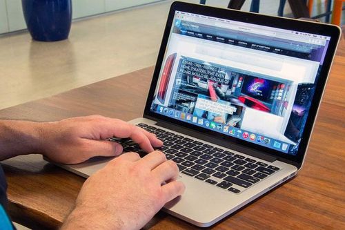 Apple Macbook chạy hàng bất chấp thị trường máy tính xách tay bị kìm hãm