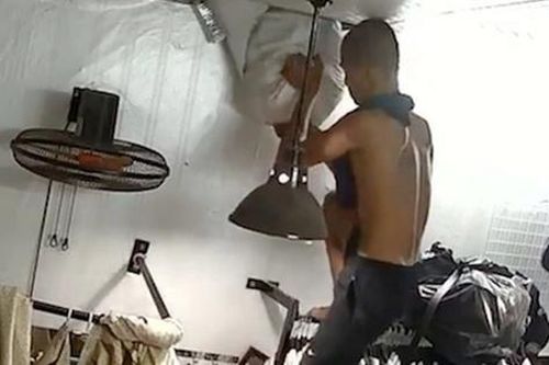 Những tên trộm bị bắt vì lý do hài hước (5): Lễ phép thắp hương trước bàn thờ gia chủ trước khi 'hành sự'