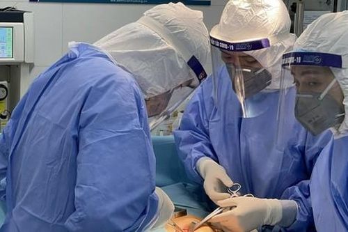 Bệnh viện 'thích ứng an toàn' trong bối cảnh COVID-19, đảm bảo khám chữa bệnh cho người dân