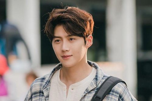 Cuộc đời như vai diễn, Kim Seon Ho đã được 'làng Gongjin' đời thực 'cõng' qua giông bão
