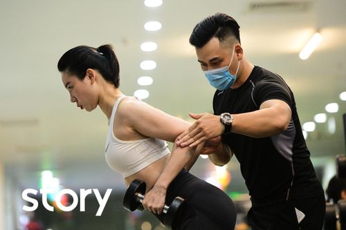 Huấn luyện viên thể hình bận rộn ngày đầu trở lại phòng tập