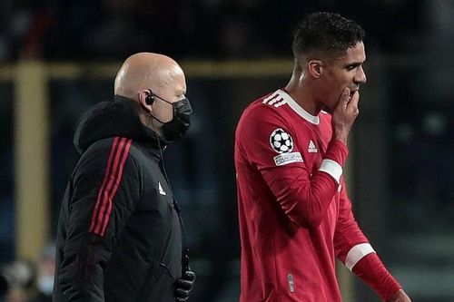 MU mất Varane trước đại chiến với Man City