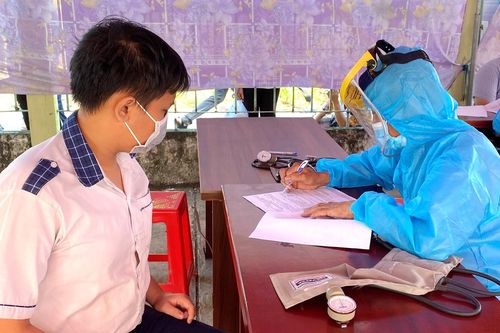 Nhiều tỉnh tiêm vaccine cho học sinh, chưa có lịch dạy trực tiếp