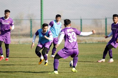 Cầu thủ U23 Việt Nam thích thú khi tuyết rơi trong ngày về
