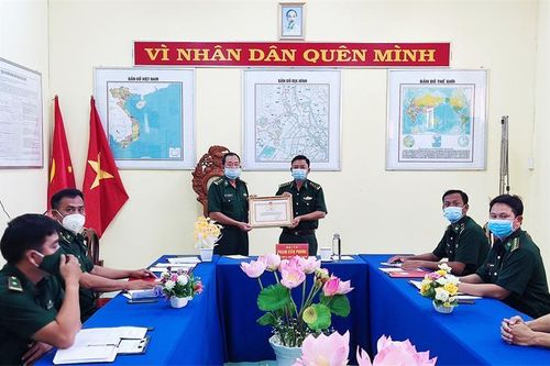 Trao tặng Bằng khen của Bộ Tư lệnh BĐBP cho lực lượng đấu tranh chuyên án AG921