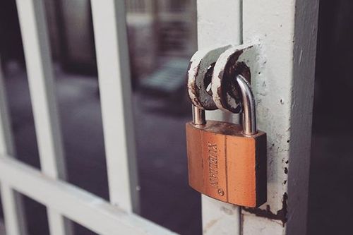Kẻ trộm viết thư trách chủ nhà: Không có tiền, bày đặt khóa cửa