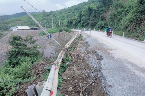 Nghệ An: Nhiều tuyến đường bị sạt lở sau bão số 8 vẫn chưa thể khắc phục