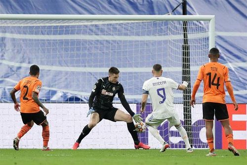 Benzema lập cú đúp, Real cán mốc lịch sử ở Champions League