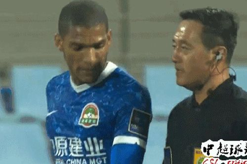 Trọng tài Trung Quốc bị cầu thủ đuổi đánh trên sân