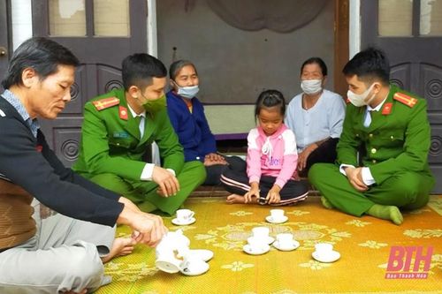 Gặp lại cháu bé thoát chết từ 'miệng hà bá'