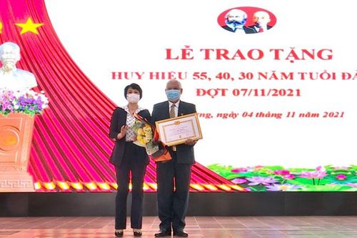 Lạc Dương: Trao tặng Huy hiệu Đảng đợt 7/11