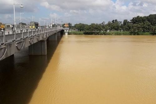 Nước sông Hương đổi màu vàng đục kéo dài, người dân lo lắng