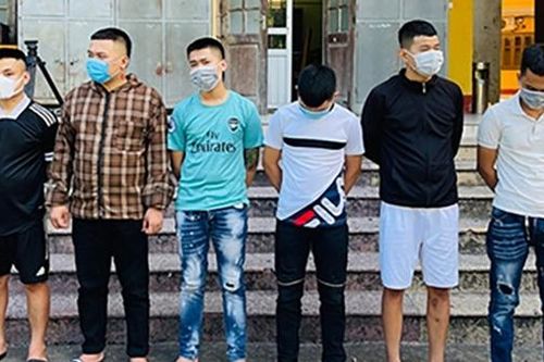 Mang vòng hoa, loa kèn đến 'tế sống' con nợ