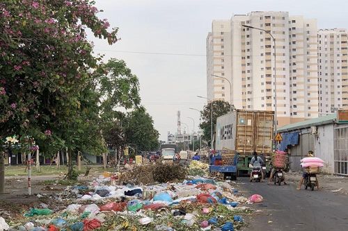 Rác thải hôi thối phủ kín các con đường xung quanh chợ đầu mối Hóc Môn