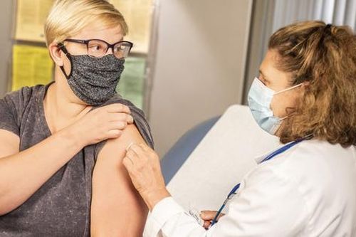 Vaccine Sputnik V đạt hiệu quả cao phòng COVID-19 ở người cao tuổi